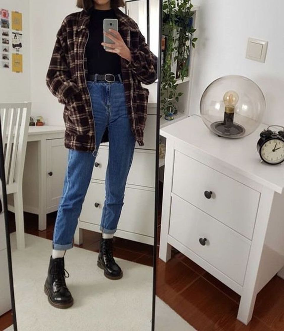 A camiseta preta é uma peça curinga