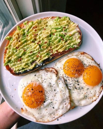 Torrada avocado e ovos 