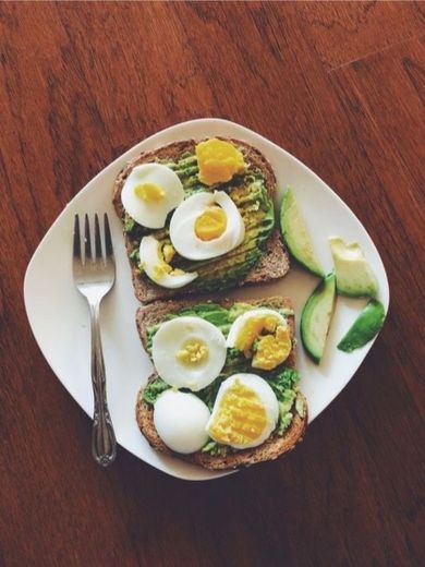 Torradas, ovos e avocado 🥑 