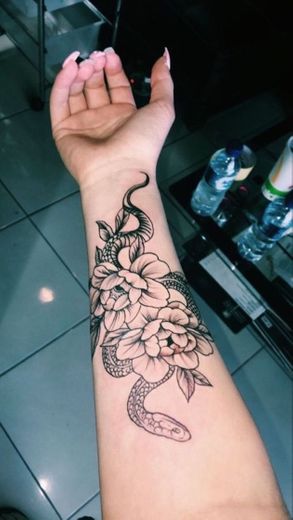 Tatuagem no braço feminina