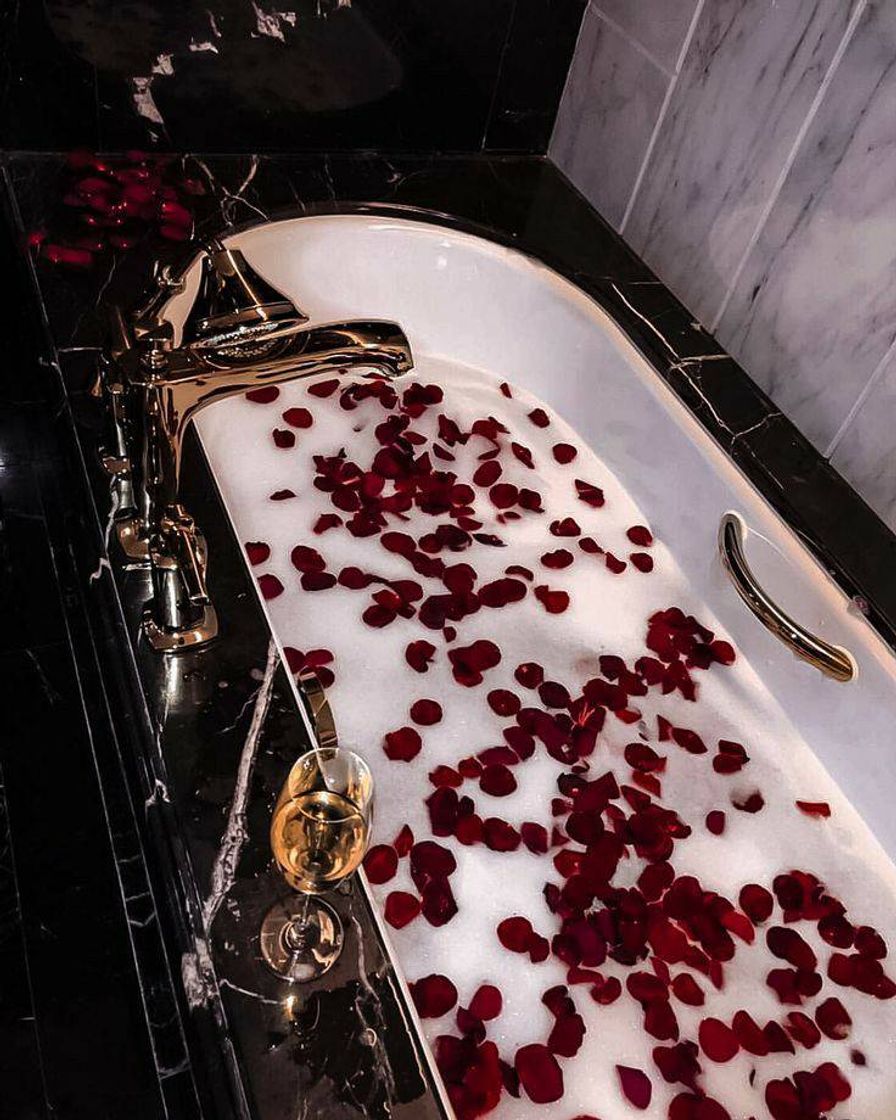 Fashion bath of roses 🥀