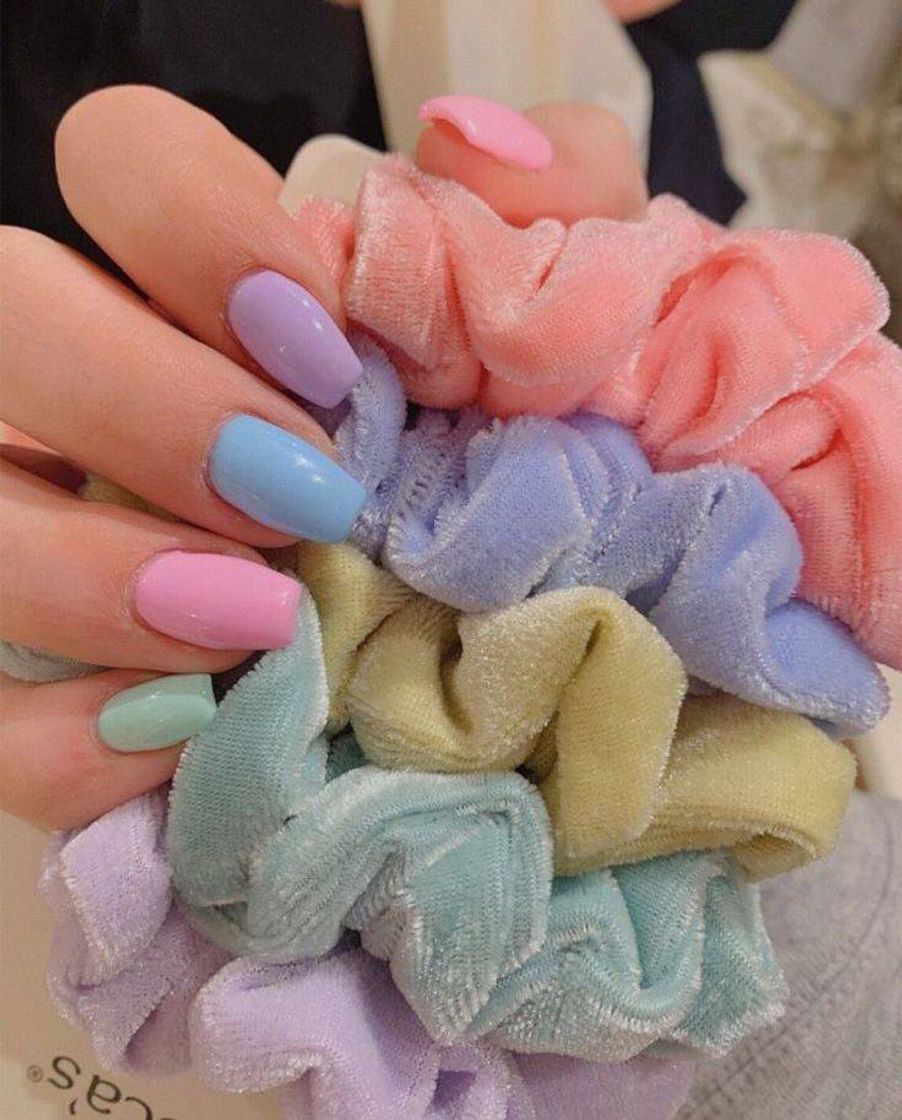 Fashion Scrunchies e unhas em tons pastéis🌈