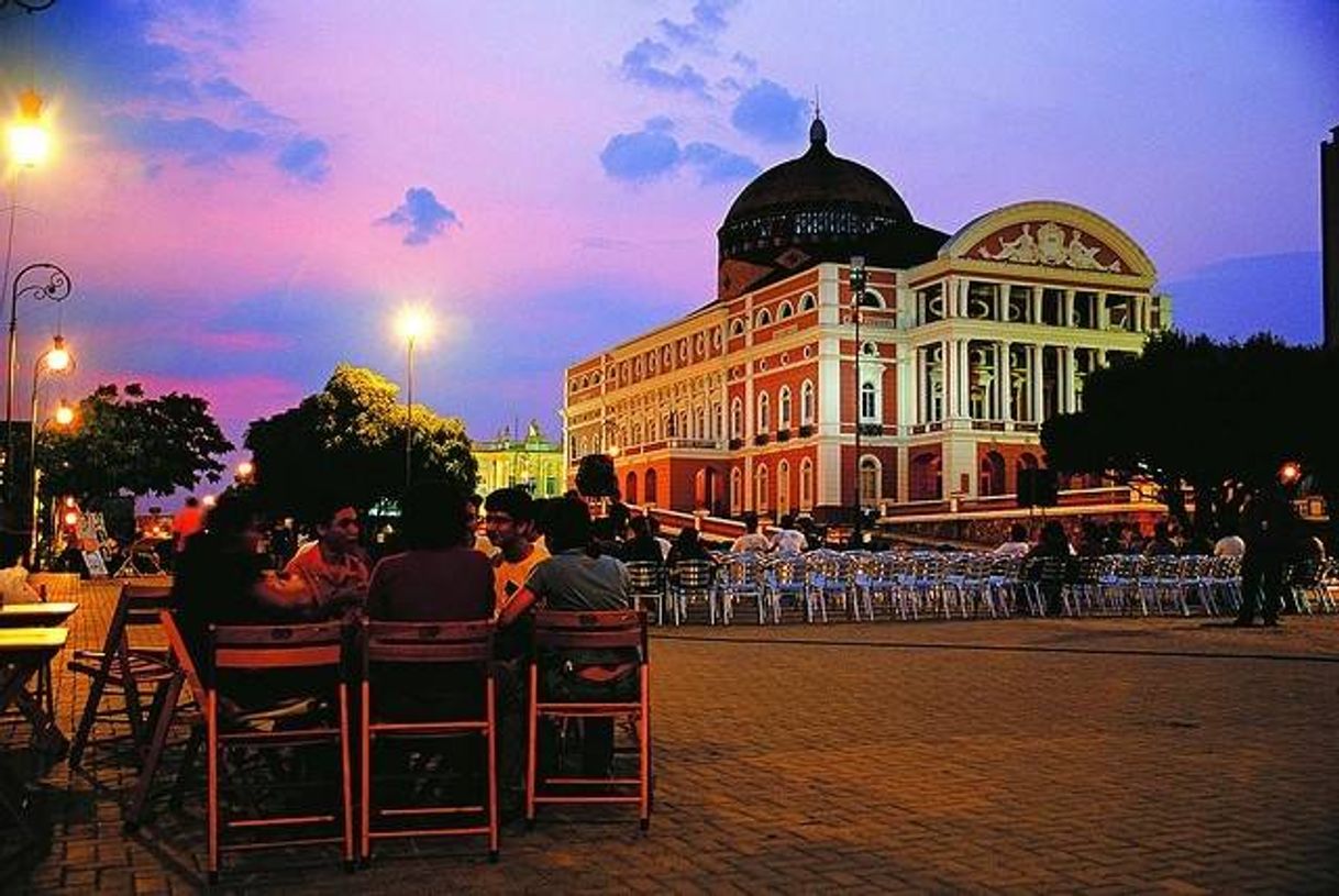 Moda Fim de tarde ao lado de fora do teatro Amazonas