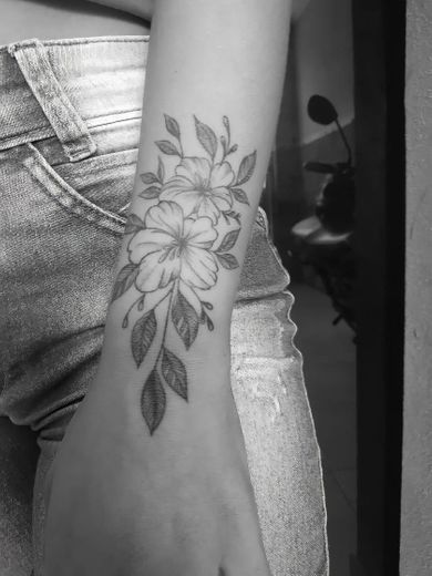 Tatuagem de Flor no Braço