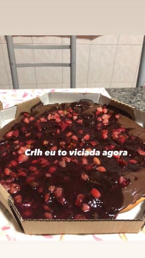 Pizza de chocolate com morango 