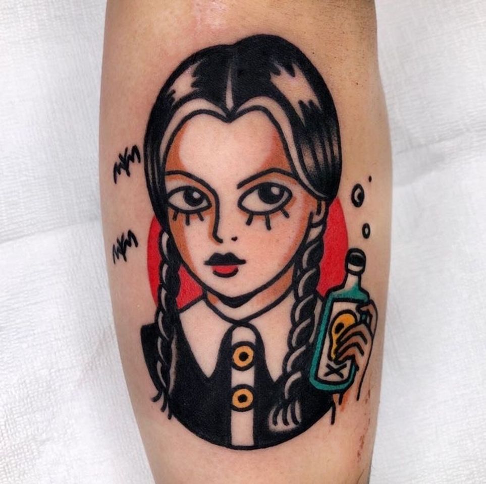 Moda Wandinha Addams tattoo 