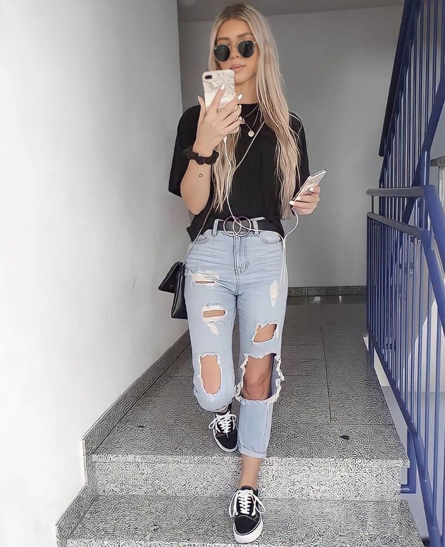 Fashion Uma calça larguinha com rasgos torna o look perfeito💖