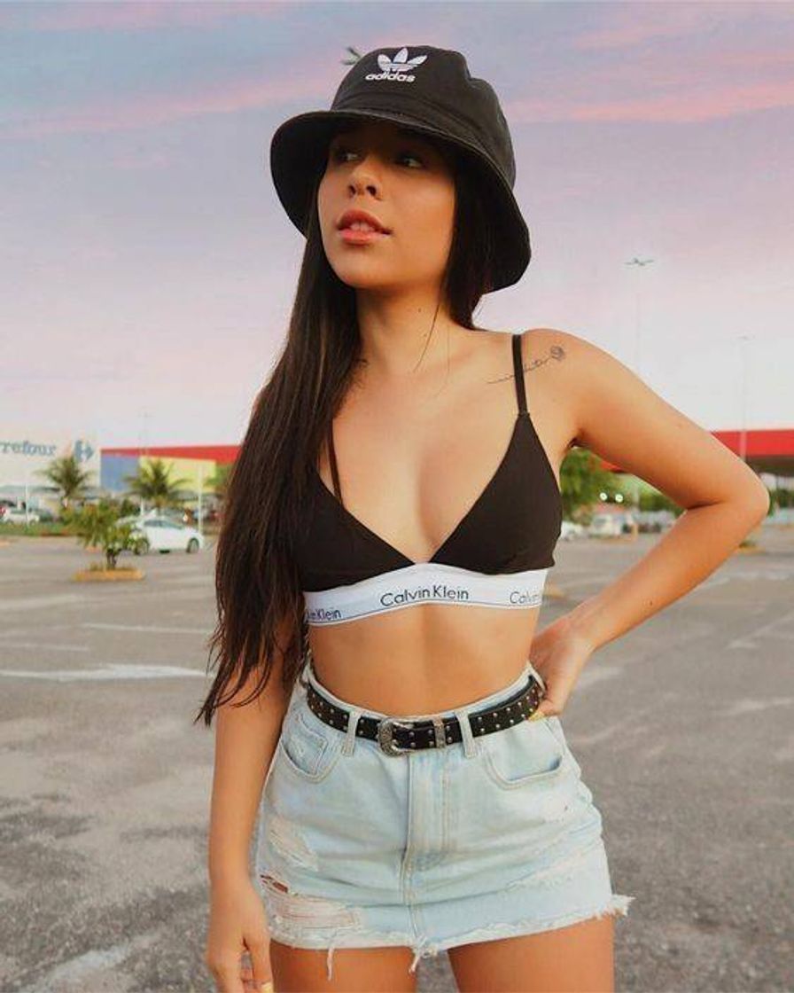 Moda Bucket hat com Top preto Calvin Klein e Saia Jeans.