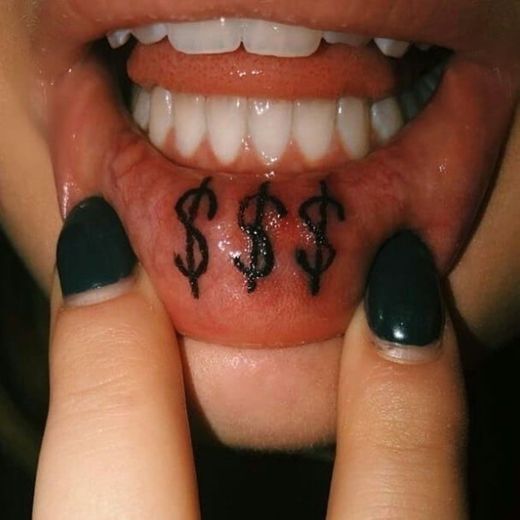 tattoo no lábio.