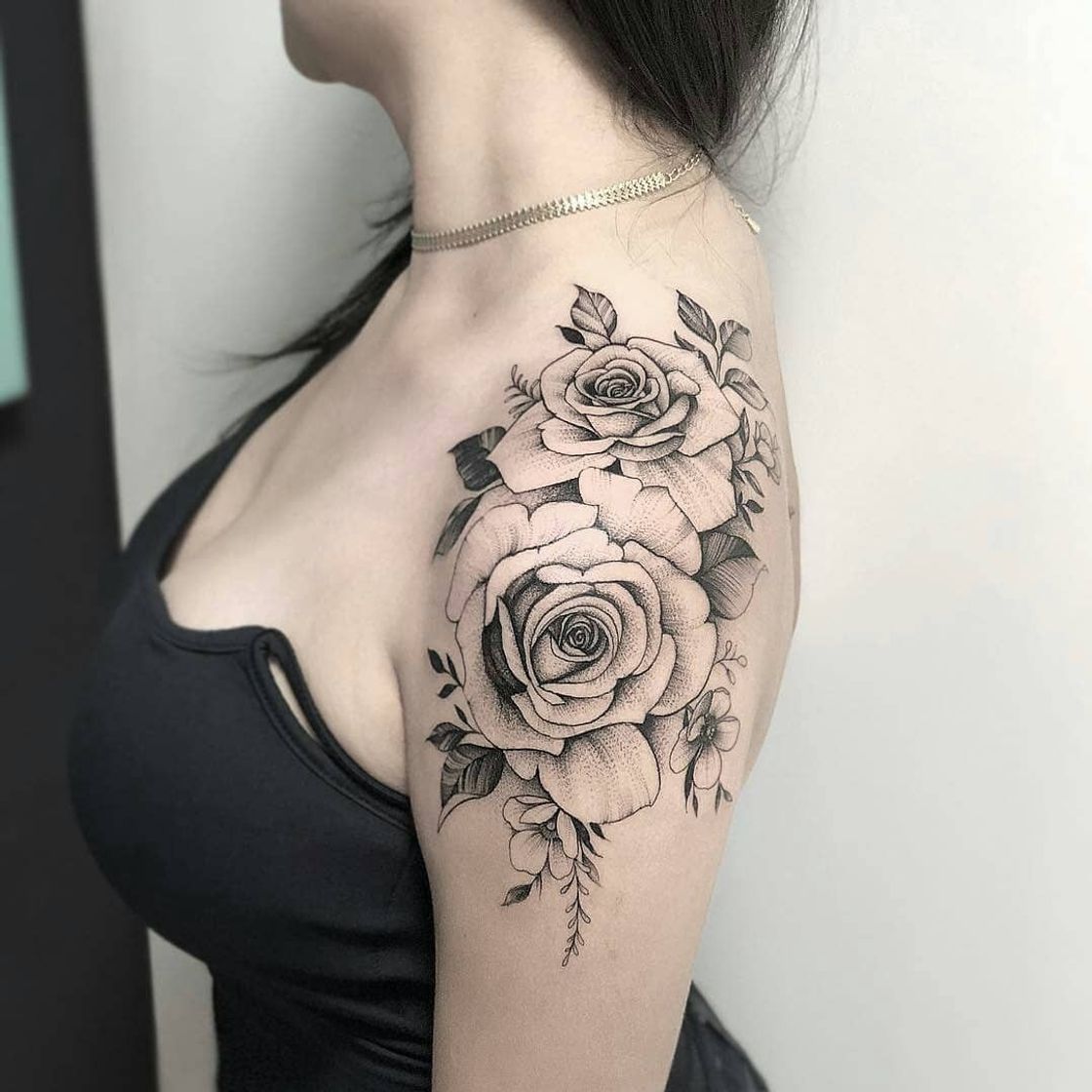 Fashion Tattoos femininas rosas no ombro 