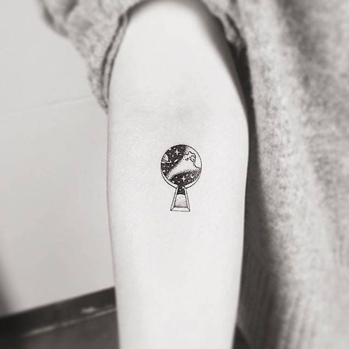 Social Tatoo minimalista feminina