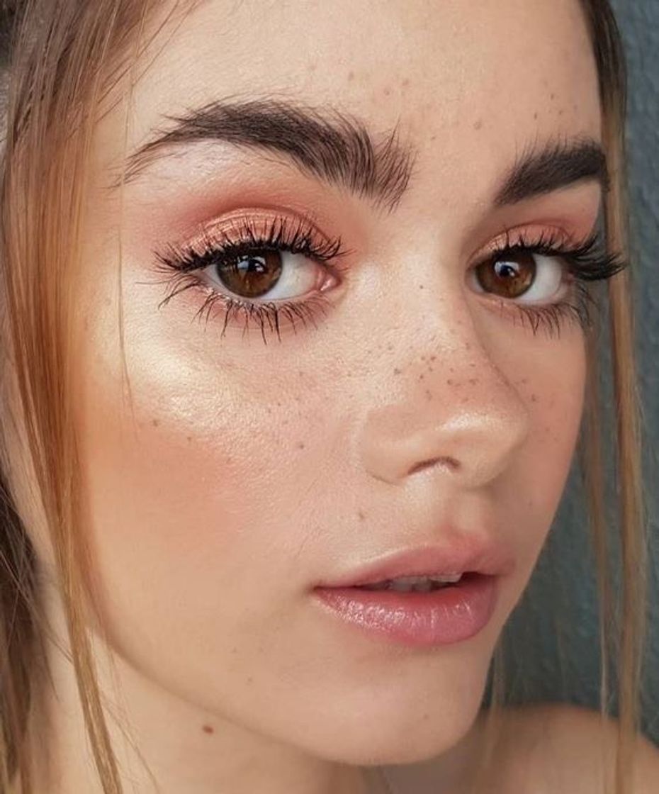 Social maquiagem natural glow com sardinhas que acho super fofo 