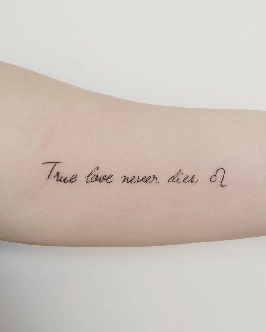 Fashion tattoos de frases com o traço fino