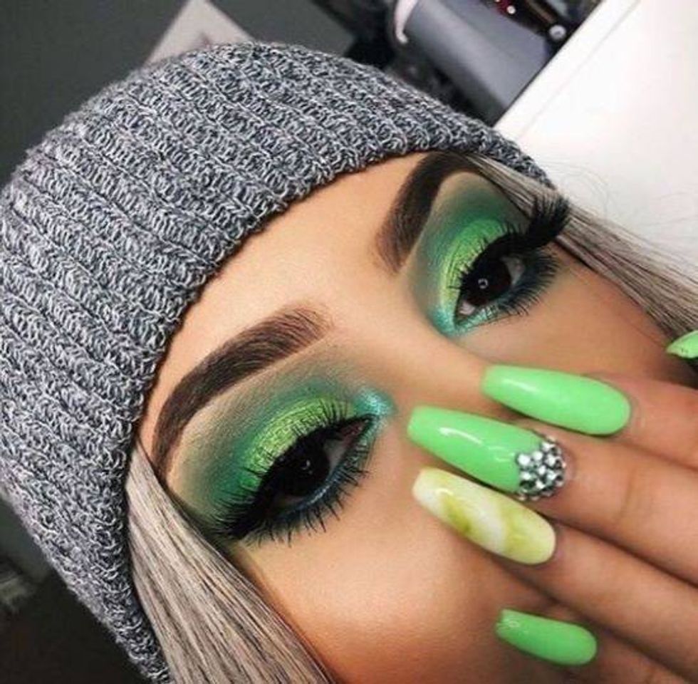 Fashion como não amar um verde em uma make???💚💚💚💚