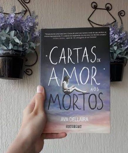 Livro "Cartas de amor aos mortos"