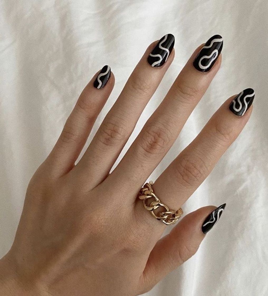 Fashion Unhas pretas e branco 