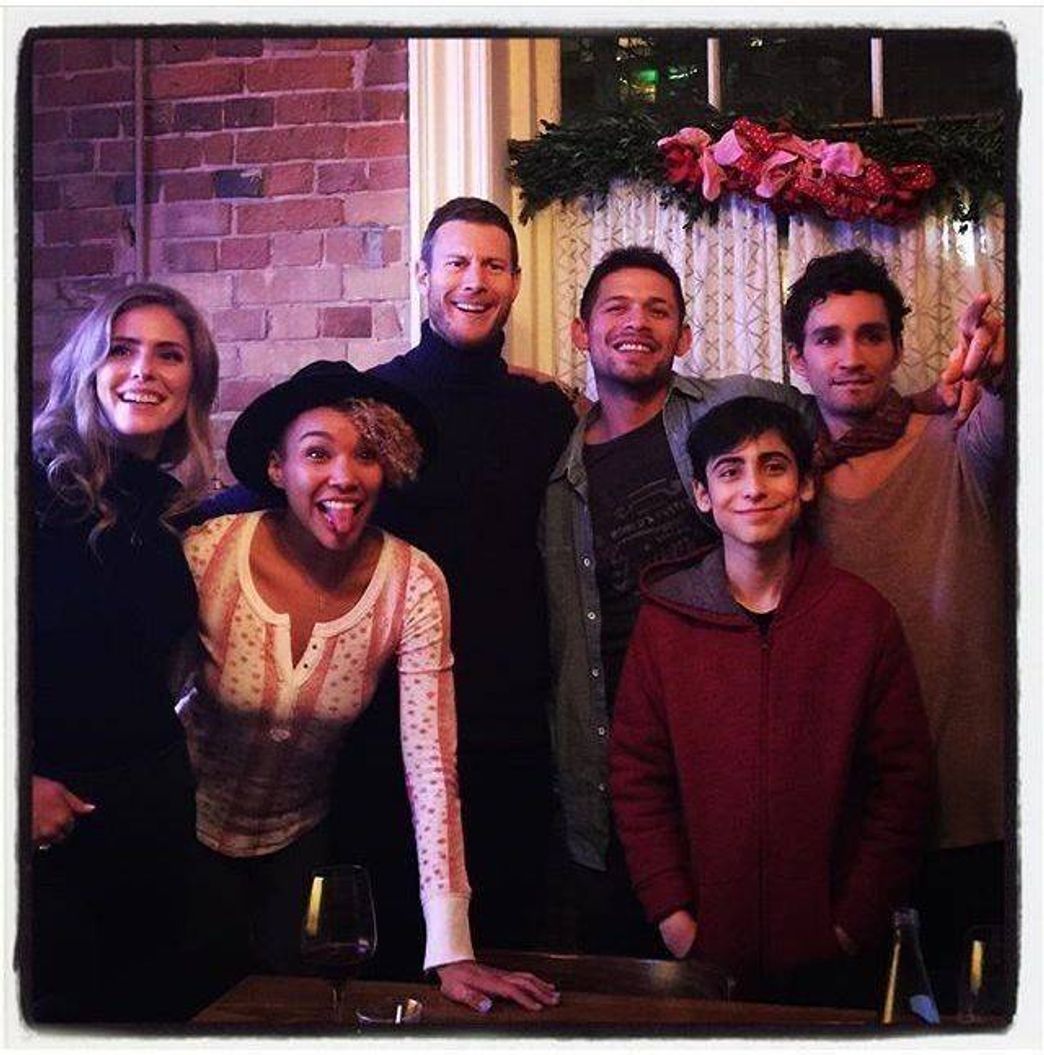 Moda Aidan, Robert, Emmy, David, Jordan e Tom em festa do elenco☂