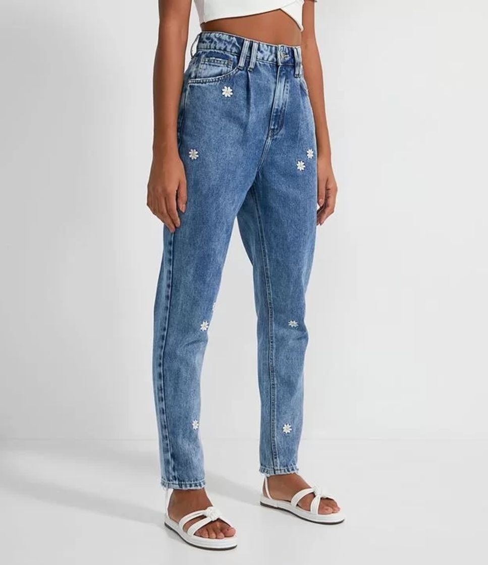 Calça Mom Jeans com Bordado de Margaridas Azul 💙