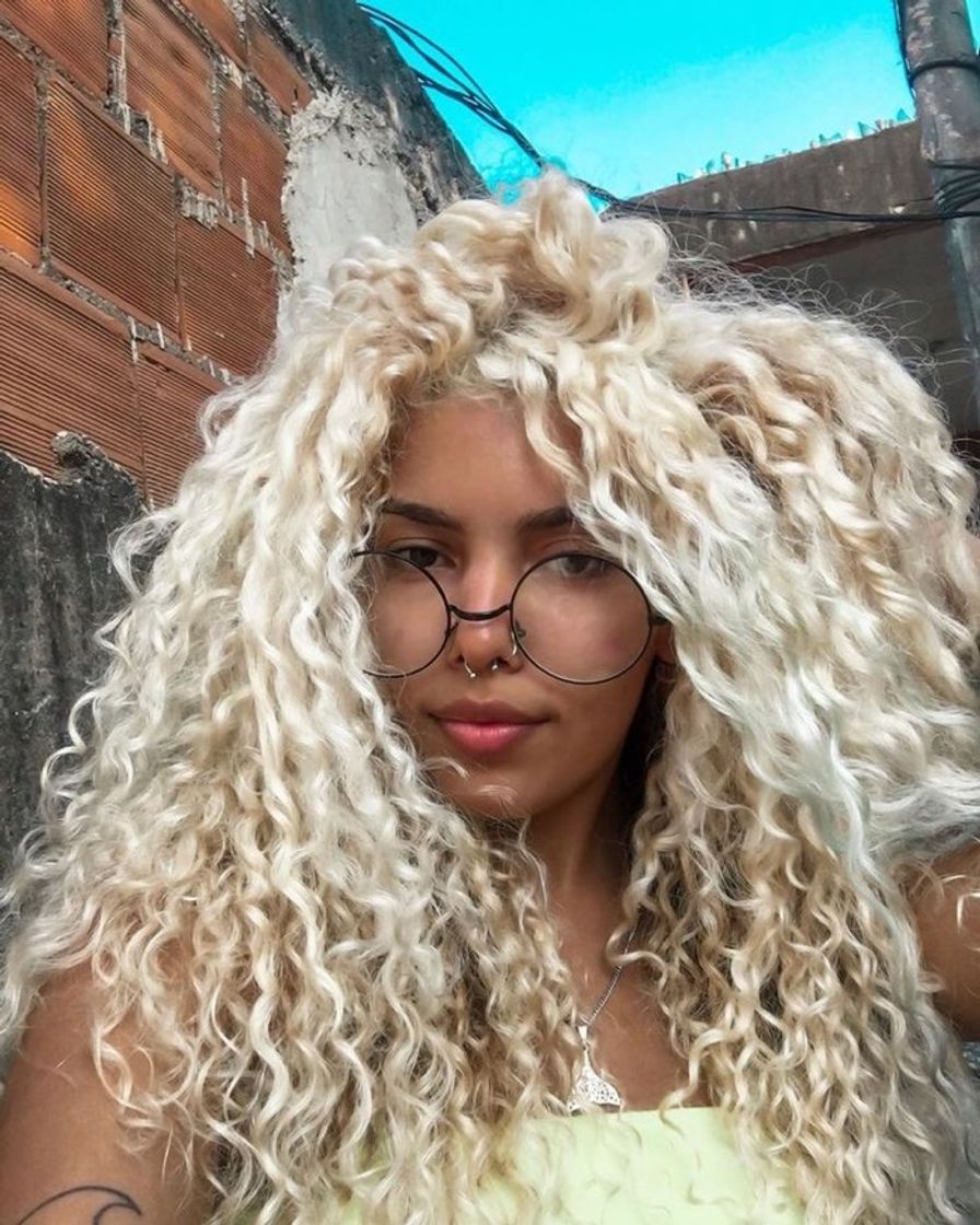 Moda Platinum blonde curly hair 