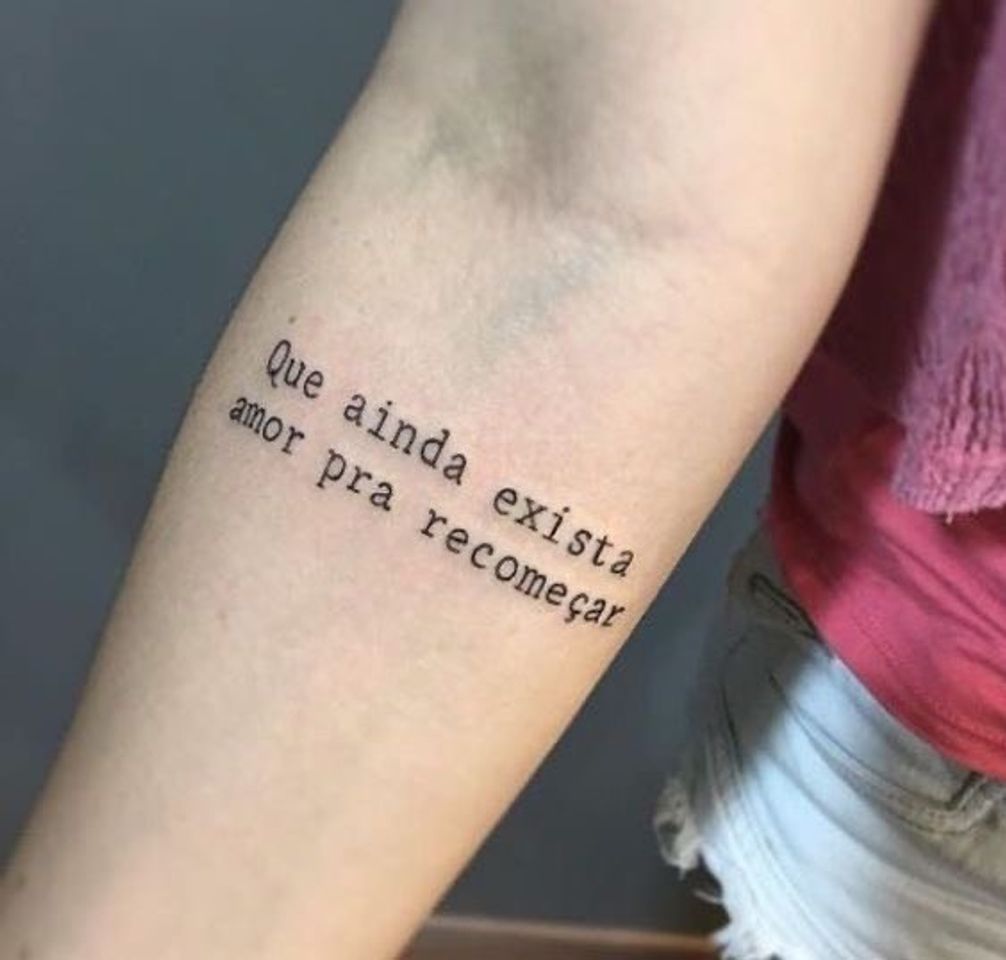 Fashion tatto com frase 