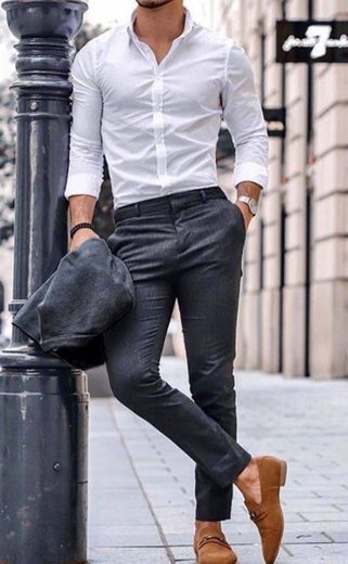 Camisa branca, calça sarja preta, sapatos e pulseiras