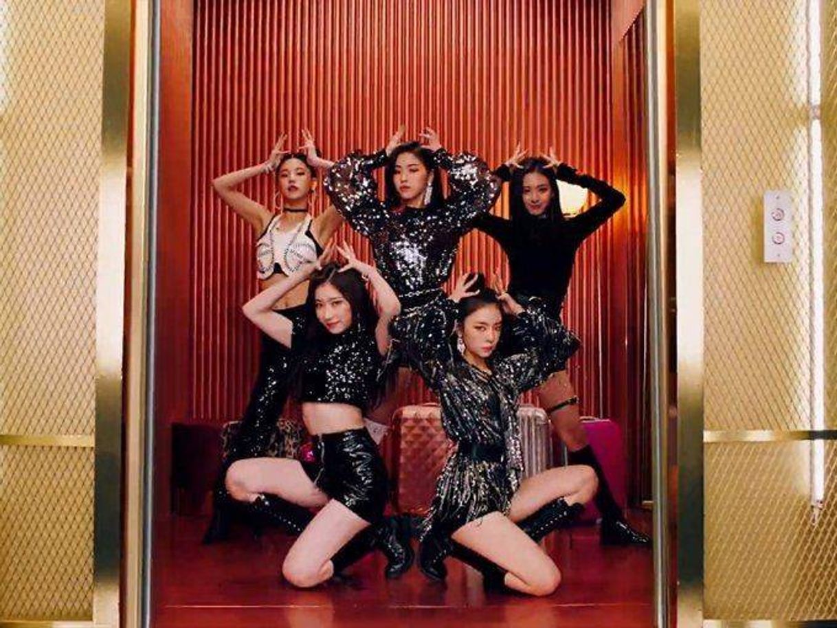 Fashion ITZY: DALLA DALLA M/V 