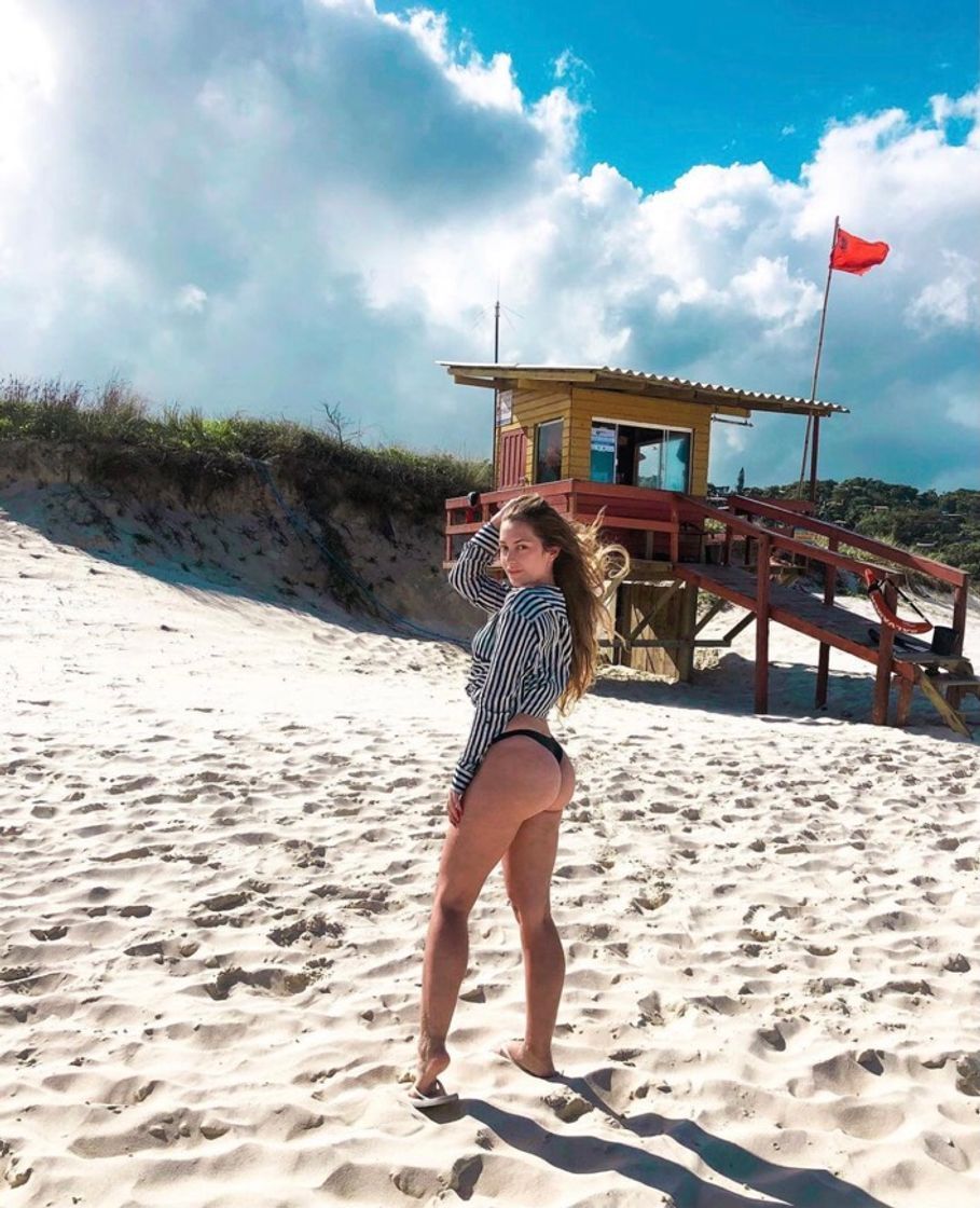 Fashion Pose para fotos na praia