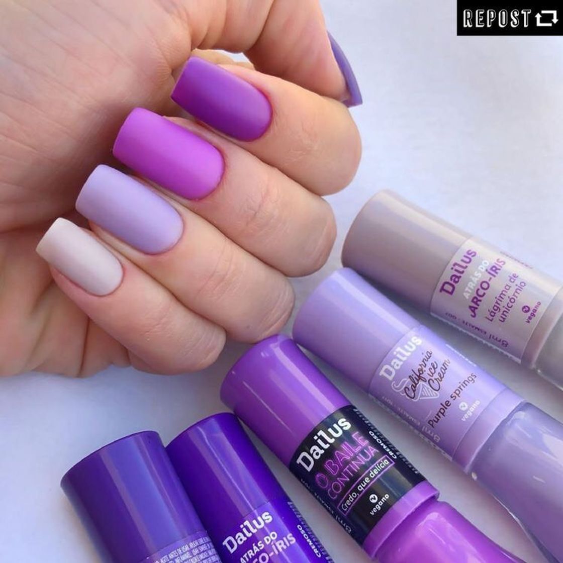 Moda Unhas multicoloridas em tons de roxo. 