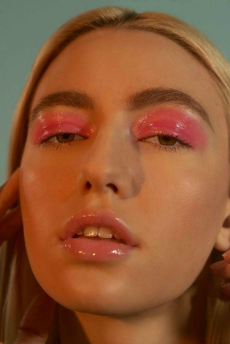 Moda pink glossy makeup