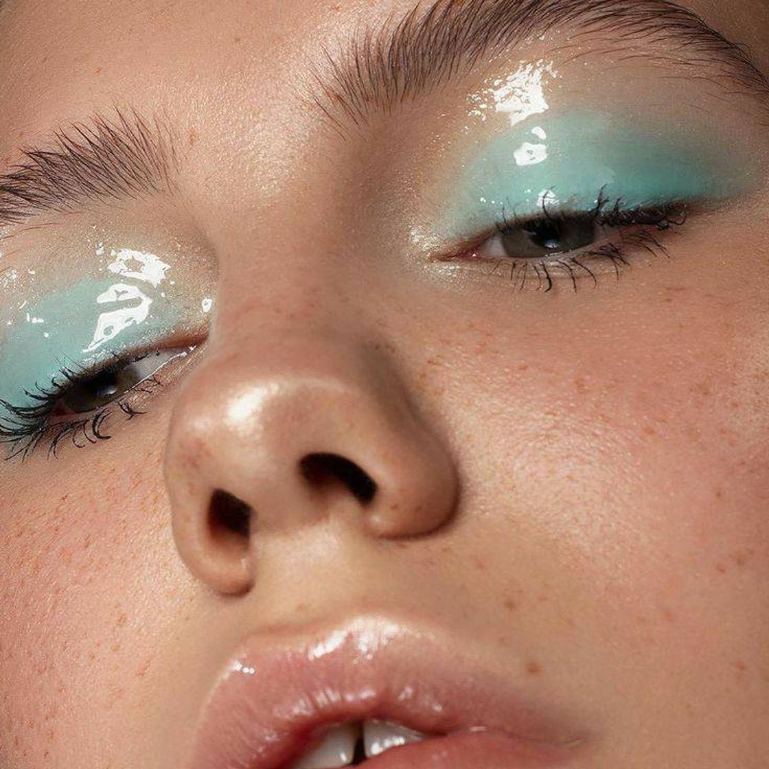 Moda glossy blue makeup