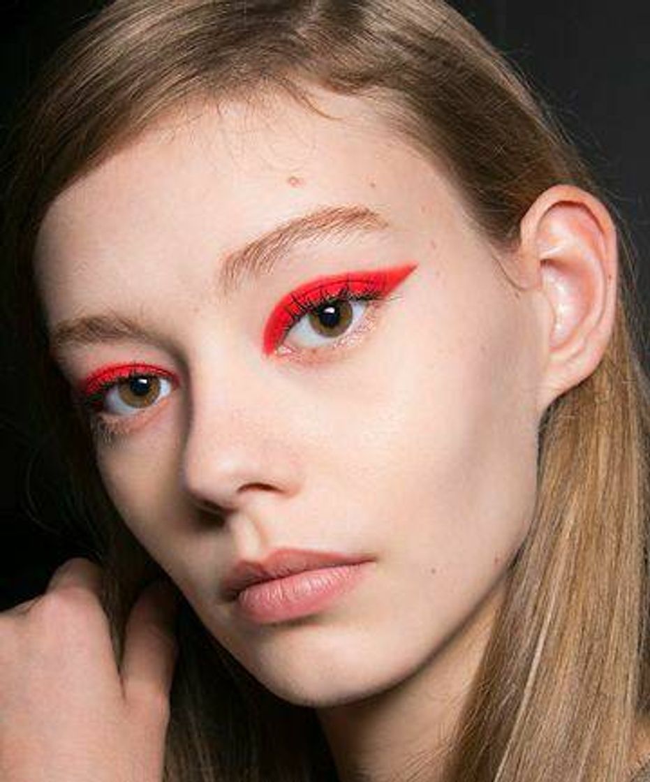 Moda red makeup