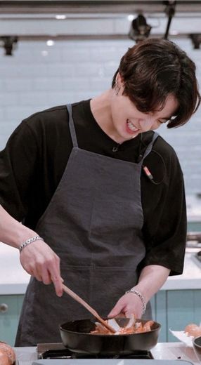 Kook cozinhando 