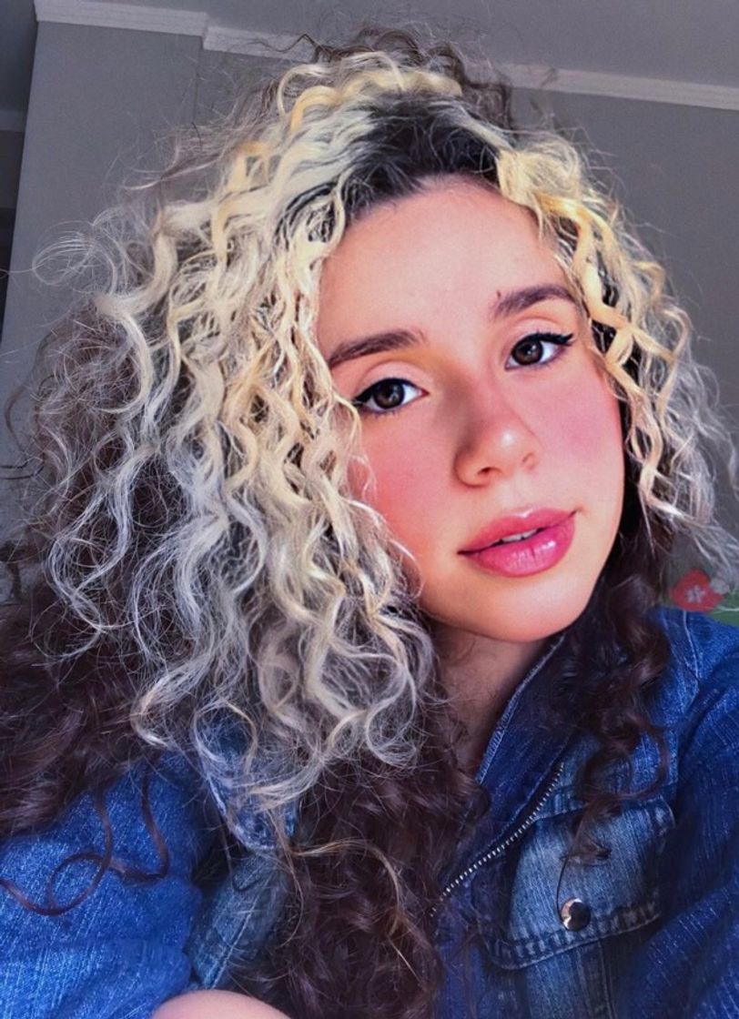 Moda (Insta da menina no link)Cabelo cacheado com mechas loiras