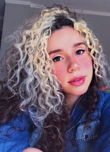 (Insta da menina no link)Cabelo cacheado com mechas loiras