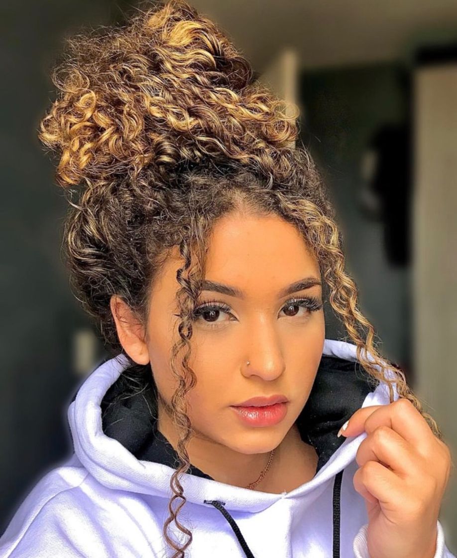 Moda (Instagram da menina no link) cabelo cacheado preso 