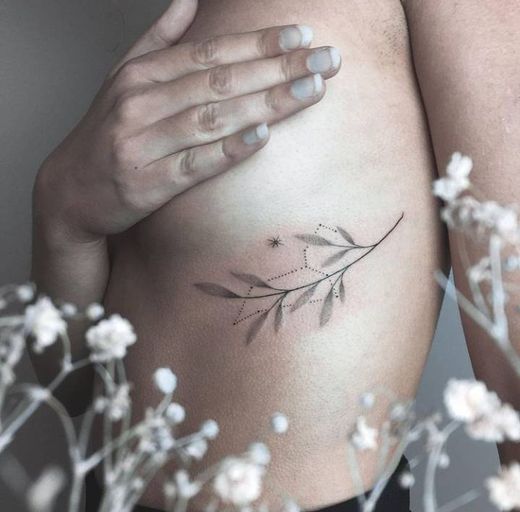 Tatuagem de ramos na costela 