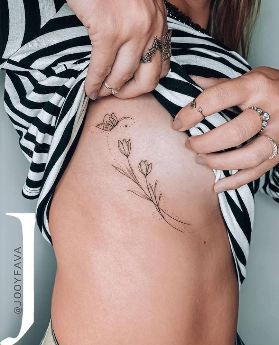 Tatuagem de flores paralelo ao peito