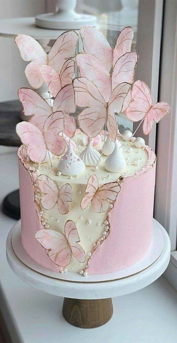 Moda Um Cake bem decorado com borboletas.