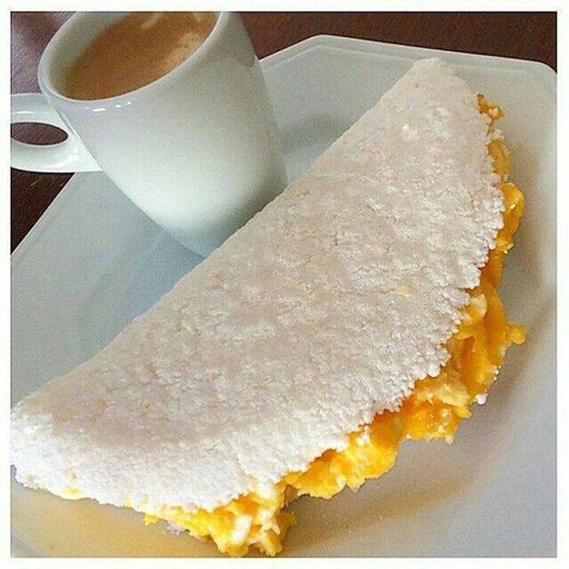 Tapioca de queijo com ovos e café..