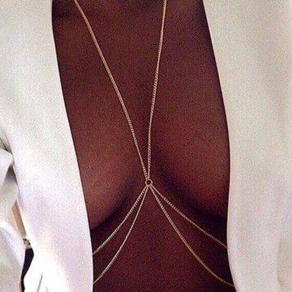 Fashion body chain que está super tendência