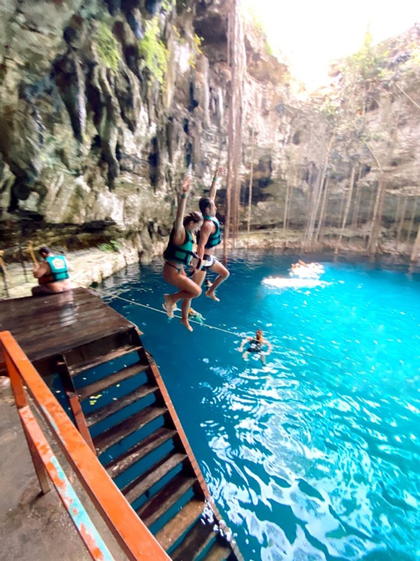 Lugar Cenote San Lorenzo Oxman