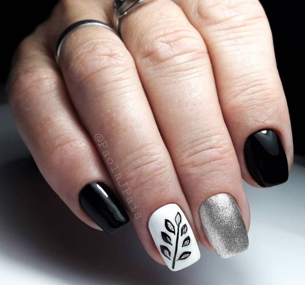 Moda Black nails