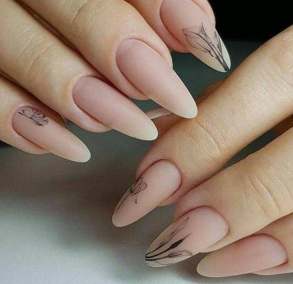 Moda unhas delicadas. 