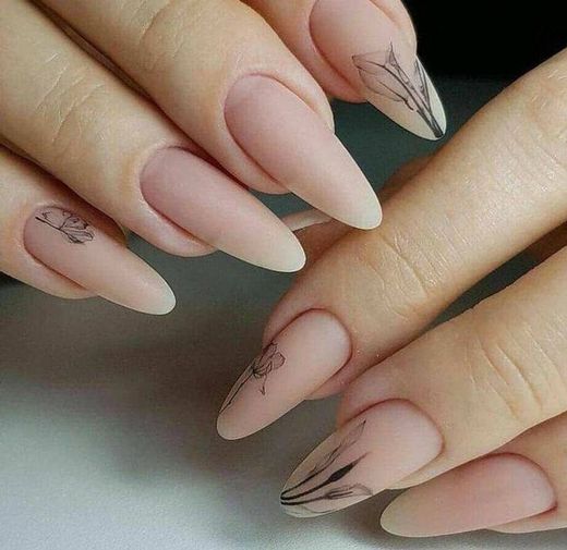 unhas delicadas. 