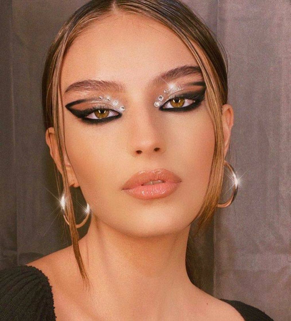 Moda gold and black makeup look