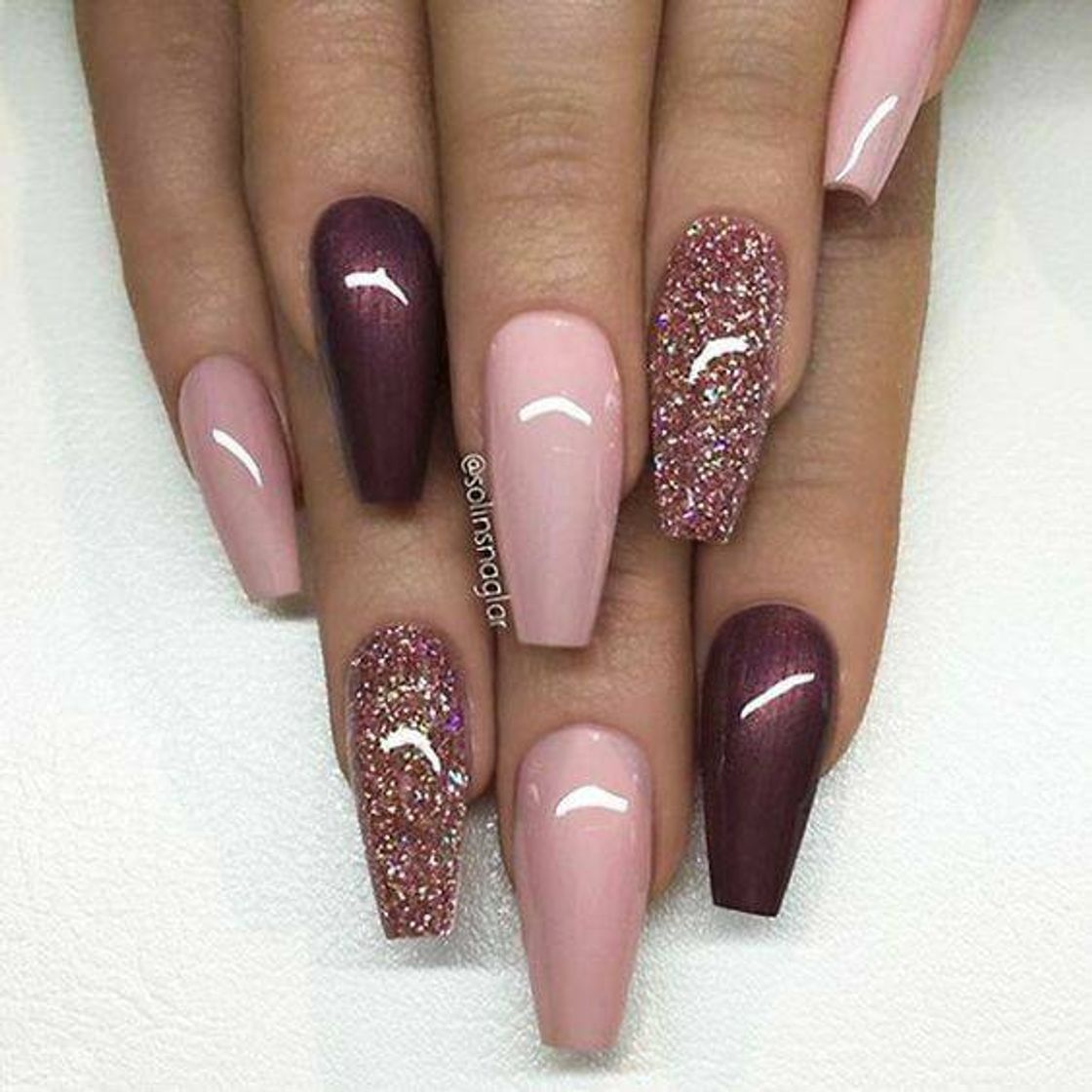 Fashion unhas em gel na cor vinho, rosa, com glitter.. ❤✨