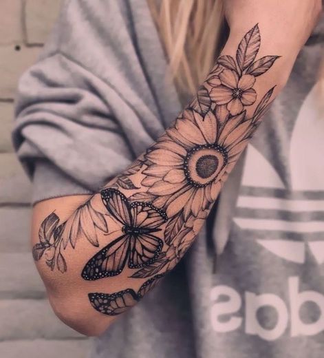 Tatuagem de borboleta e girassol 