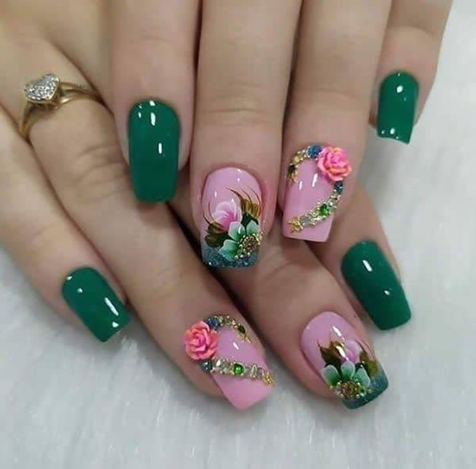 Moda Esmalte verde com pedrarias 