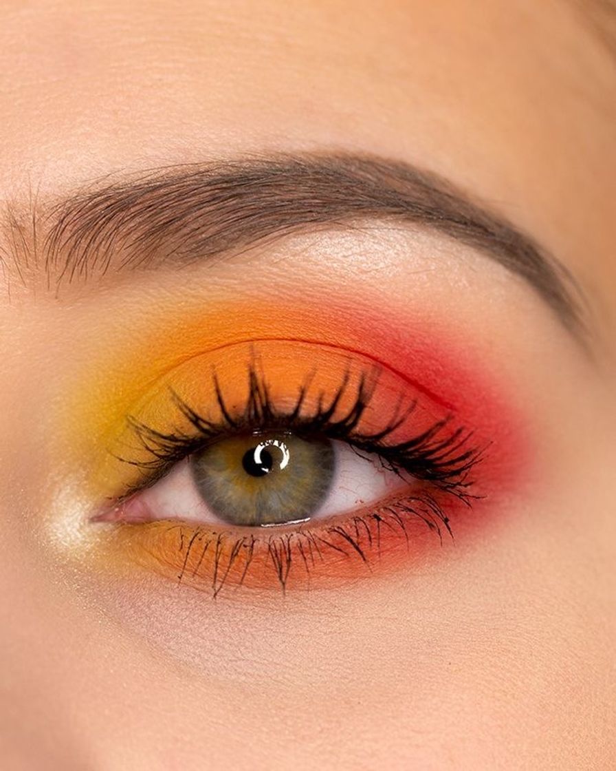 Moda make olhos laranja e amarelo