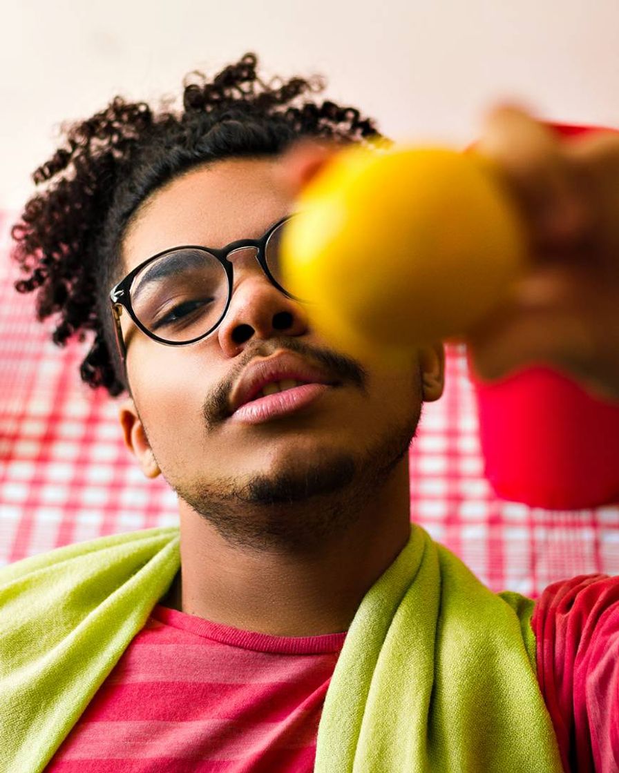 Moda Ensaio masculino com laranja 